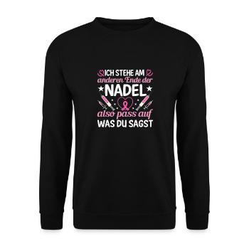 Ich Stehe Am Anderen Ende Der Nadel - Unisex Pullover - Schwarz - Vorne - Alina (178cm) & Michal (187cm)
