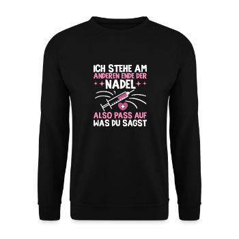 Ich Stehe Am Anderen Ende Der Nadel Pflegerin - Unisex Pullover - Schwarz - Vorne - Alina (178cm) & Michal (187cm)
