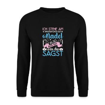 Ich Stehe Am Anderen Ende Der Nadel - Unisex Pullover - Schwarz - Vorne - Alina (178cm) & Michal (187cm)