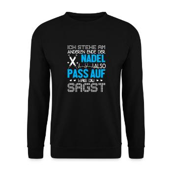 Lustiger Krankenpflegerin Krankenschwester Sei - Unisex Pullover - Schwarz - Vorne - Alina (178cm) & Michal (187cm)