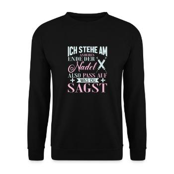 Witziger Sei Nett Zu Mir Krankenschwester - Unisex Pullover - Schwarz - Vorne - Alina (178cm) & Michal (187cm)