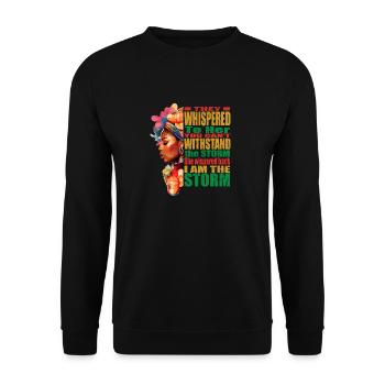Schwarze Geschichte: Sie flüsterte zurück Ich bin der Sturm - Unisex Pullover - Schwarz - Vorne - Alina (178cm) & Michal (187cm)