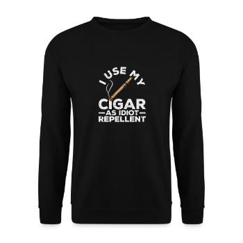 Ich benutze meinen Zigarrenrauch als Idiotenabwehr - Unisex Pullover - Schwarz - Vorne - Alina (178cm) & Michal (187cm)