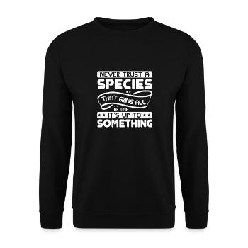 VERTRAUE NIEMALS EINER SPEZIES, DIE DIE GANZE ZEIT GRINST - Unisex Pullover - Schwarz - Vorne - Alina (178cm) & Michal (187cm)