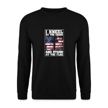 Je m’agenouille devant la croix et me tiens devant le drapeau des États-Unis. - Sweat-shirt Unisexe - noir - Devant - Alina (178cm) & Michal (187cm)