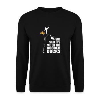 Funny She Said It's Me Or The Rubber Ducks Duckie - Unisex Pullover - Schwarz - Vorne - Alina (178cm) & Michal (187cm)