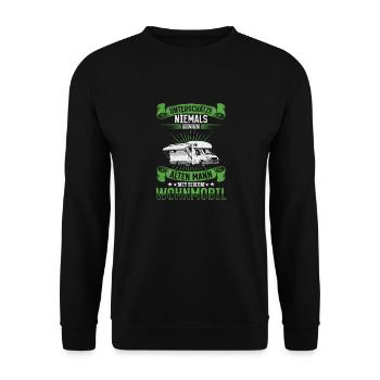 Unterschätze niemals einen alten Man mit Wohnwagen - Unisex Pullover - Schwarz - Vorne - Alina (178cm) & Michal (187cm)