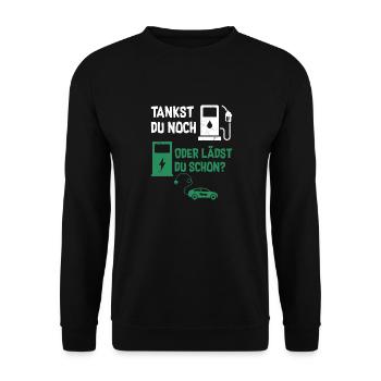 Tankst Du Noch Oder Lädst Du Schon? - Unisex Pullover - Schwarz - Vorne - Alina (178cm) & Michal (187cm)