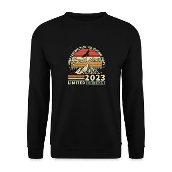 Eleganter Vintage: 2023 Retro Geschenk 2023 - Unisex Pullover - Schwarz - Vorne - Alina (178cm) & Michal (187cm)