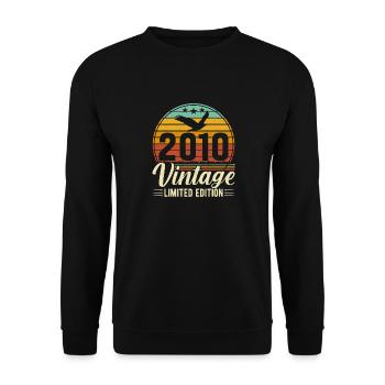 Vintage 2010 aged to perfection - Unisex Sweatshirt - black - Front - Alina (178cm) & Michal (187cm)