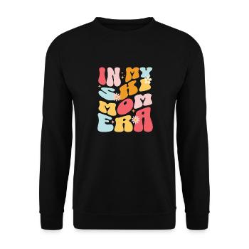 In my ski mom era - Unisex Pullover - Schwarz - Vorne - Alina (178cm) & Michal (187cm)