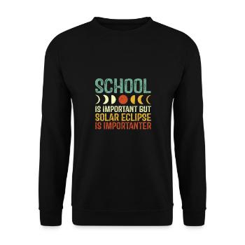 Schule ist wichtig, aber Sonnenfinsternis ist wichtig - Unisex Pullover - Schwarz - Vorne - Alina (178cm) & Michal (187cm)