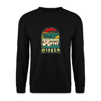 April 1985, April 1985, April 1985. - Unisex Pullover - Schwarz - Vorne - Alina (178cm) & Michal (187cm)