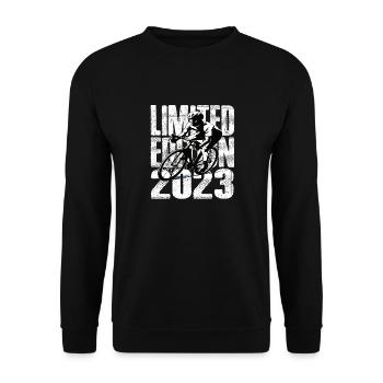 Limited Edition 2023 Limited Edition Geburtstag - Unisex Pullover - Schwarz - Vorne - Alina (178cm) & Michal (187cm)