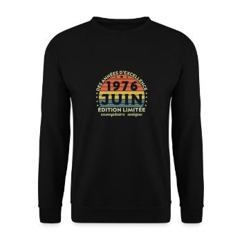 Vintage Jubiläum Hergestellt im Juni 1976 - Unisex Pullover - Schwarz - Vorne - Alina (178cm) & Michal (187cm)