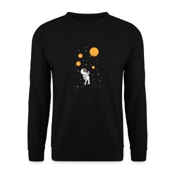 Astronaut im fernen Weltraum - Unisex Pullover - Schwarz - Vorne - Alina (178cm) & Michal (187cm)