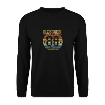 January 1988 - Geburtstag im Januar Oldschool - Unisex Pullover - Schwarz - Vorne - Alina (178cm) & Michal (187cm)