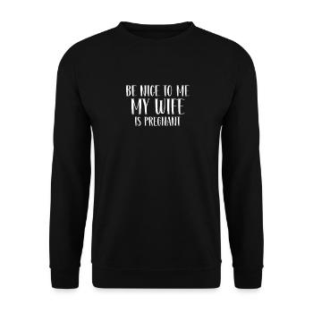 Sei nett zu mir Meine Frau ist schwanger - Unisex Pullover - Schwarz - Vorne - Alina (178cm) & Michal (187cm)