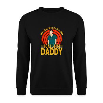 Mein Held trägt Kittel, ich nenne ihn Daddy - Unisex Pullover - Schwarz - Vorne - Alina (178cm) & Michal (187cm)