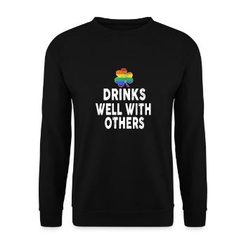 Drinks Well With Others LGBT Gay St Patricks Day - Unisex Pullover - Schwarz - Vorne - Alina (178cm) & Michal (187cm)