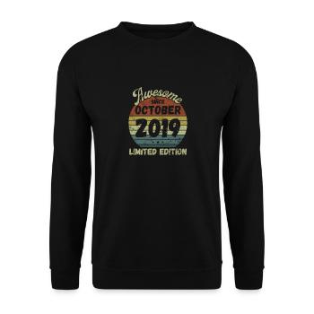 Awesome since October 2019 - Geburtstag - Unisex Pullover - Schwarz - Vorne - Alina (178cm) & Michal (187cm)