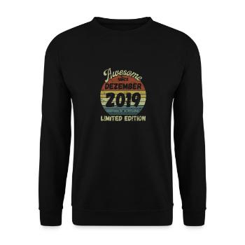 Awesome since December 2019 - Geburtstag - Unisex Pullover - Schwarz - Vorne - Alina (178cm) & Michal (187cm)