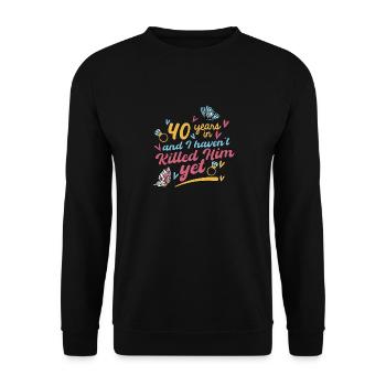 40 Jahre später und ich habe ihn noch nicht getötet - Unisex Pullover - Schwarz - Vorne - Alina (178cm) & Michal (187cm)