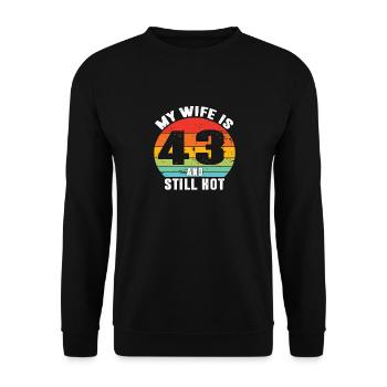 Meine Frau ist 43 und immer noch heiß, ich liebe meine hübsche Frau - Unisex Pullover - Schwarz - Vorne - Alina (178cm) & Michal (187cm)