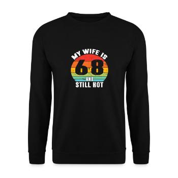 Meine Frau ist 68 und immer noch heiß, ich liebe meine hübsche Frau - Unisex Pullover - Schwarz - Vorne - Alina (178cm) & Michal (187cm)