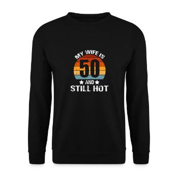Meine Frau ist 50 und immer noch heiß - Unisex Pullover - Schwarz - Vorne - Alina (178cm) & Michal (187cm)