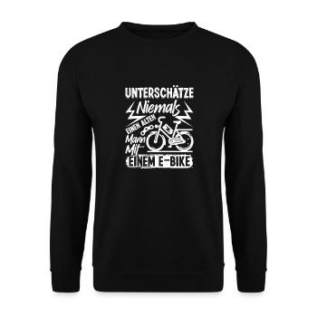 EBike UNTERSCHÄTZE NIE EINEN ALTEN MANN MIT E-BIKE - Unisex Pullover - Schwarz - Vorne - Alina (178cm) & Michal (187cm)