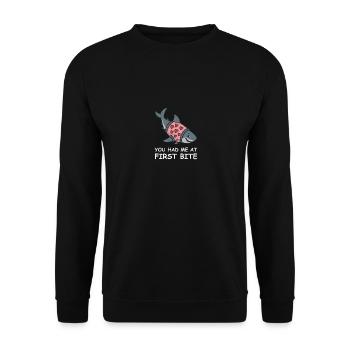 Pull requin avec cœur – Vous m’avez eu à la première bouchée - Sweat-shirt Unisexe - noir - Devant - Alina (178cm) & Michal (187cm)