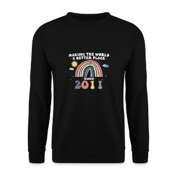 Die Welt zu einem besseren Ort machen seit 2011, 12. - Unisex Pullover - Schwarz - Vorne - Alina (178cm) & Michal (187cm)