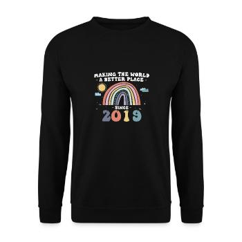 Die Welt zu einem besseren Ort machen seit 2019, 4. - Unisex Pullover - Schwarz - Vorne - Alina (178cm) & Michal (187cm)