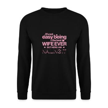 Es ist nicht einfach, die beste Ehefrau aller Zeiten zu sein Lustiges Zitat - Unisex Pullover - Schwarz - Vorne - Alina (178cm) & Michal (187cm)