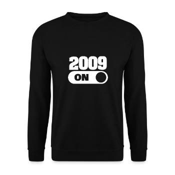 Geboren 2009 - Unisex Pullover - Schwarz - Vorne - Alina (178cm) & Michal (187cm)