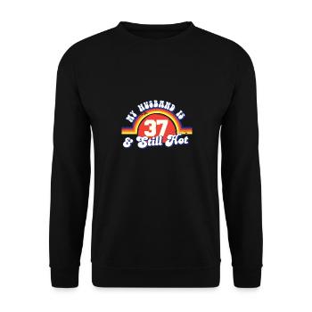 My Husband Is 37 And Still Hot Proud Wife 37th - Unisex Pullover - Schwarz - Vorne - Alina (178cm) & Michal (187cm)