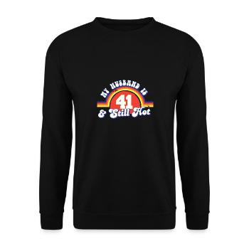 My Husband Is 41 And Still Hot Proud Wife 41st - Unisex Pullover - Schwarz - Vorne - Alina (178cm) & Michal (187cm)