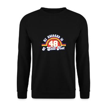 My Husband Is 48 And Still Hot Proud Wife 48th - Unisex Pullover - Schwarz - Vorne - Alina (178cm) & Michal (187cm)