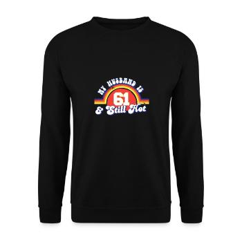 My Husband Is 61 And Still Hot Proud Wife 61st - Unisex Pullover - Schwarz - Vorne - Alina (178cm) & Michal (187cm)