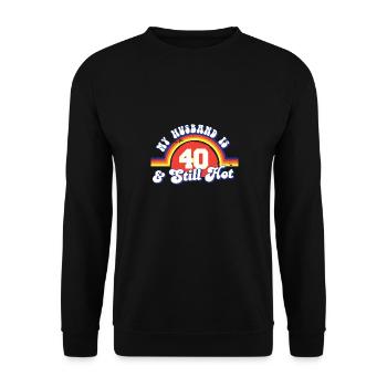 My Husband Is 40 And Still Hot Proud Wife 40th - Unisex Pullover - Schwarz - Vorne - Alina (178cm) & Michal (187cm)