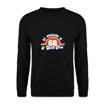 My Husband Is 68 And Still Hot Proud Wife 68th - Unisex Pullover - Schwarz - Vorne - Alina (178cm) & Michal (187cm)