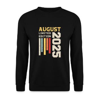 August 2025 - Geburtstagsgeschenk August 2025 August - Unisex Pullover - Schwarz - Vorne - Alina (178cm) & Michal (187cm)