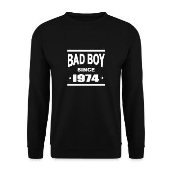 Bad boy since 1974 - Unisex Pullover - Schwarz - Vorne - Alina (178cm) & Michal (187cm)