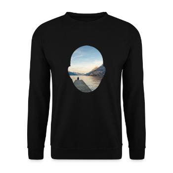 in der ferne auf einem Steg - Geschihcte im Kopf - Unisex Pullover - Schwarz - Vorne - Alina (178cm) & Michal (187cm)