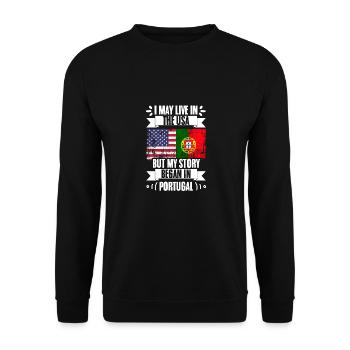 I May Live In The USA But My Story Began In - Unisex Pullover - Schwarz - Vorne - Alina (178cm) & Michal (187cm)