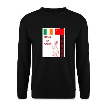 BLIAIN AN COINÍN, Jahr des Kaninchens auf Irisch - Unisex Pullover - Schwarz - Vorne - Alina (178cm) & Michal (187cm)