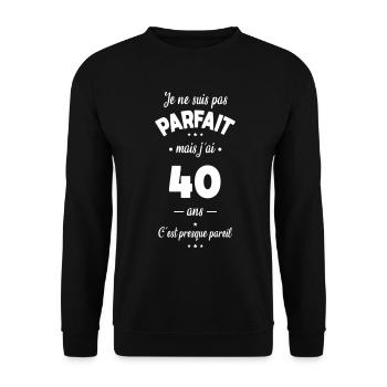 Anniversaire 40 ans - Pas parfait mais 40 ans - Sweat-shirt Unisexe - noir - Devant - Alina (178cm) & Michal (187cm)