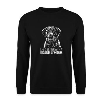 CHESAPEAKE BAY RETRIEVER Life better Hund Wilsigns - Unisex Pullover - Schwarz - Vorne - Alina (178cm) & Michal (187cm)