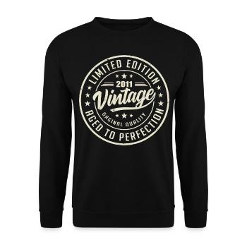 Jahrgang 2011 Geschenk 2011 Retro Geburtstag 2011 - Unisex Pullover - Schwarz - Vorne - Alina (178cm) & Michal (187cm)